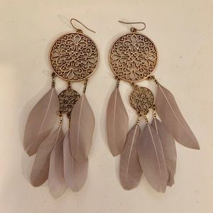 Classic violet feathered earrings